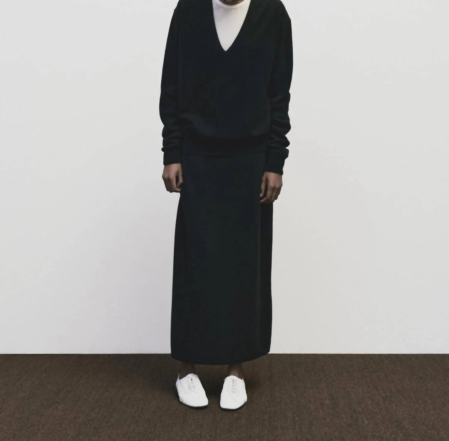 Cashmere Blend V-Neck Sweater In Black - Image 2