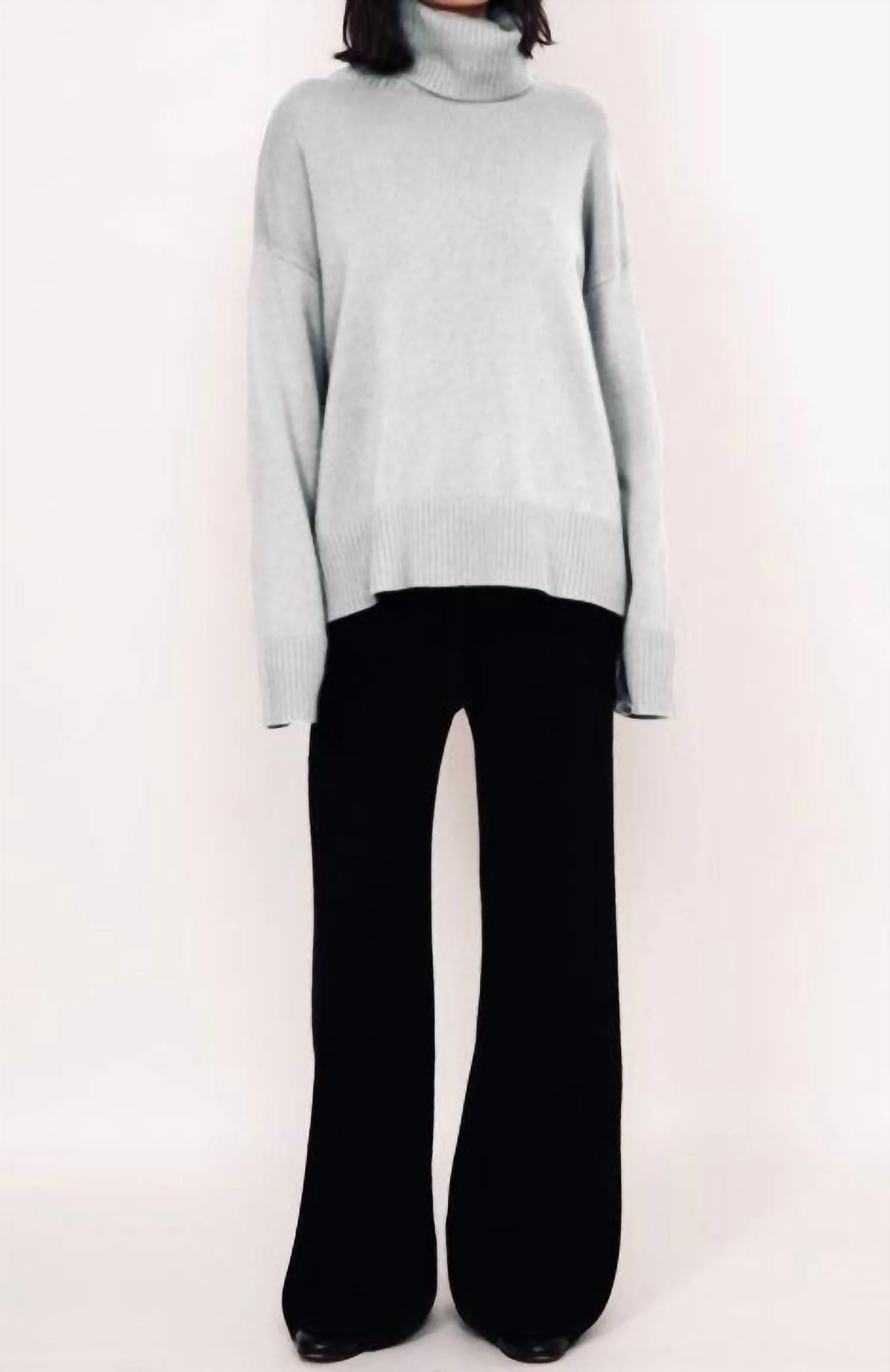Charlie Oversized Cashmere Turtleneck Sweater In Grey