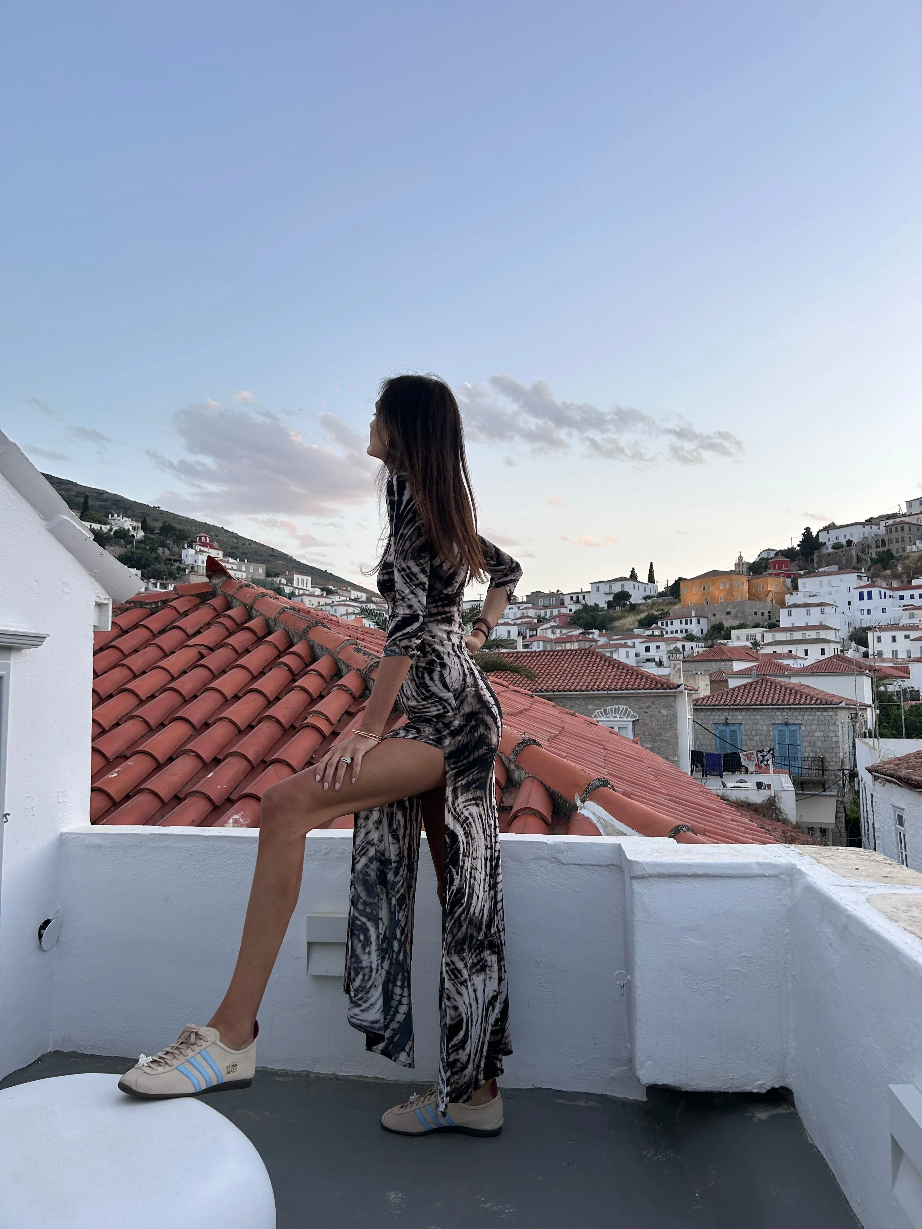 Fitted Maxi Dress with Serpentine Pattern and Thigh-High Slit - Image 2