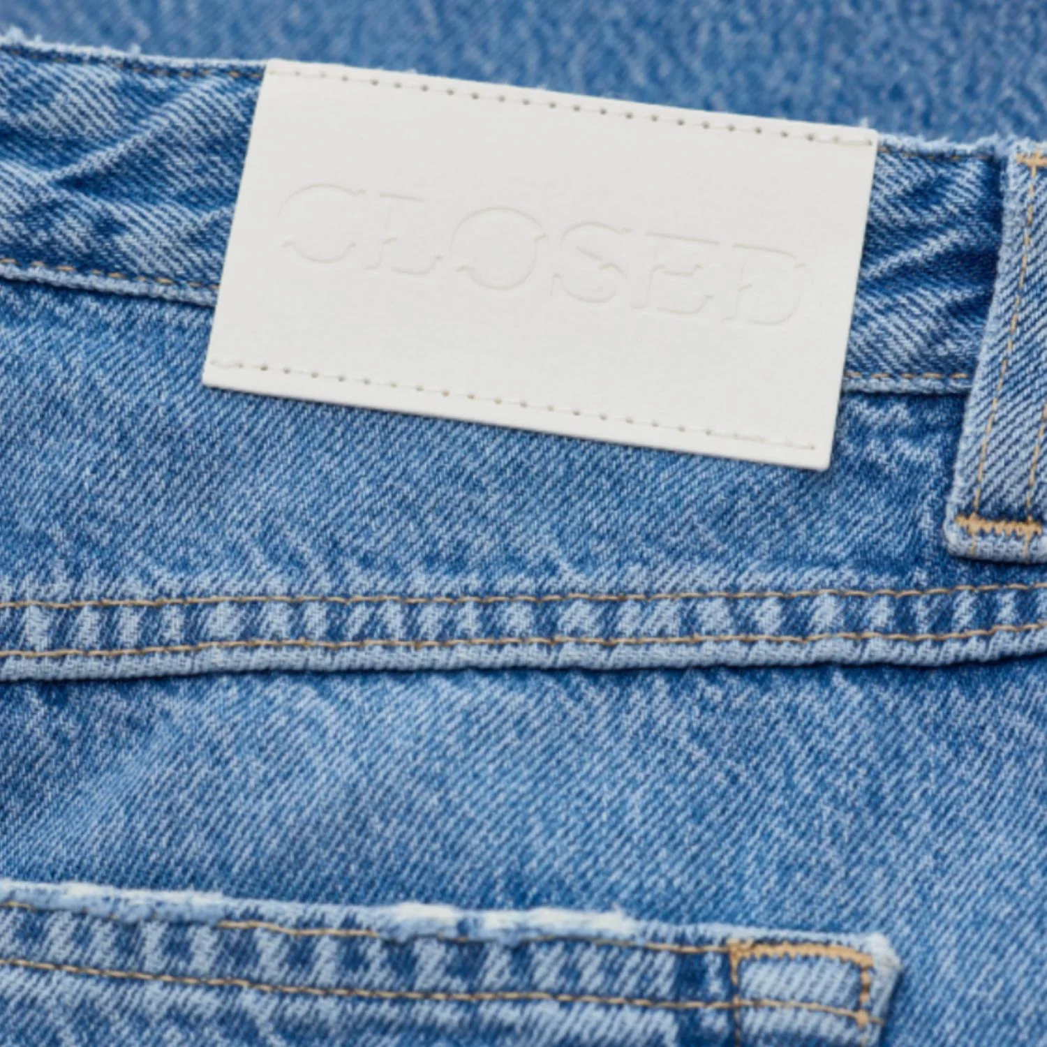 Gillan Wide Fit Low Waist Long Leg Jean In Medium Blue - Image 4