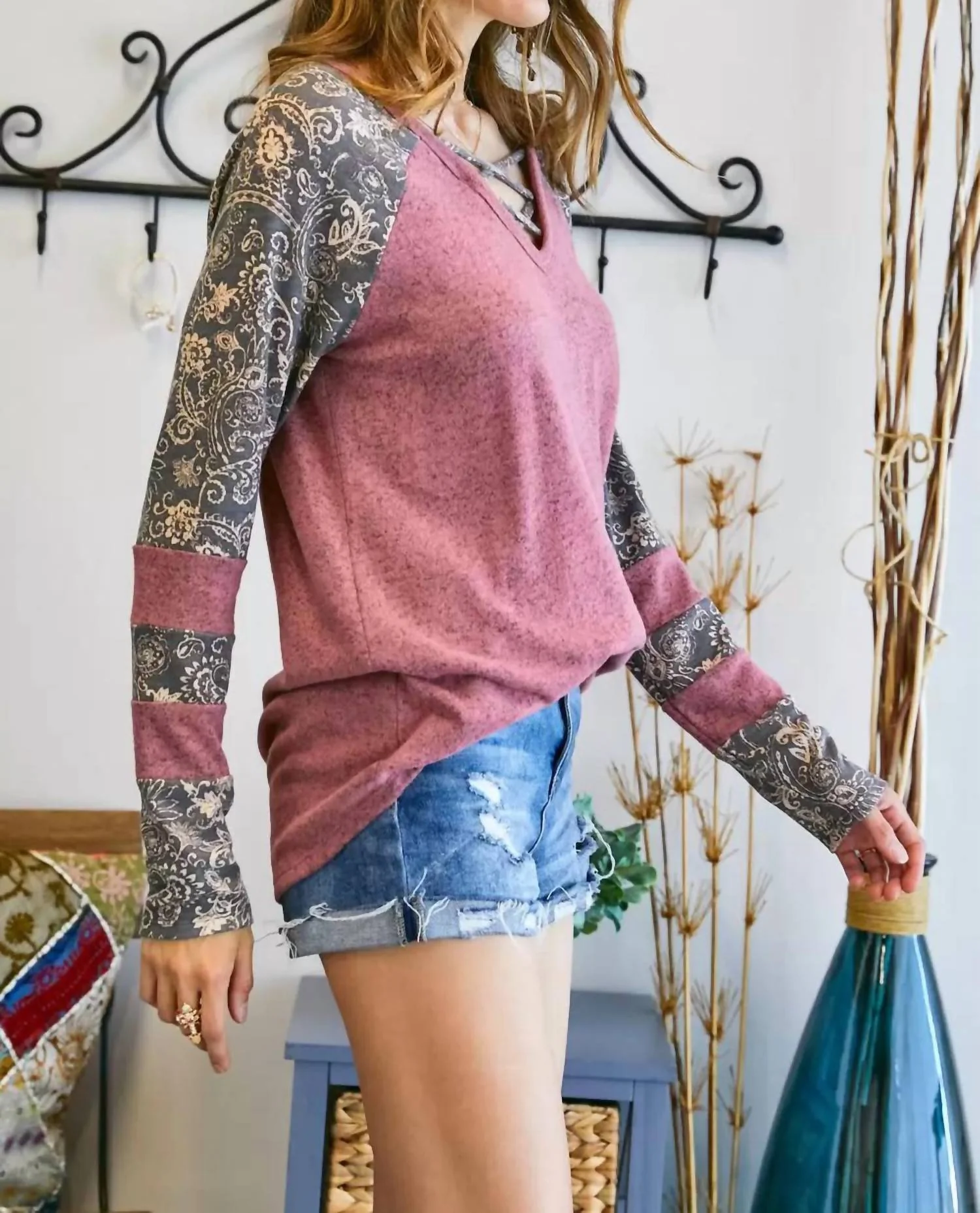 Lattice V Neck Paisley Print Contrast Top In Rubber - Image 2