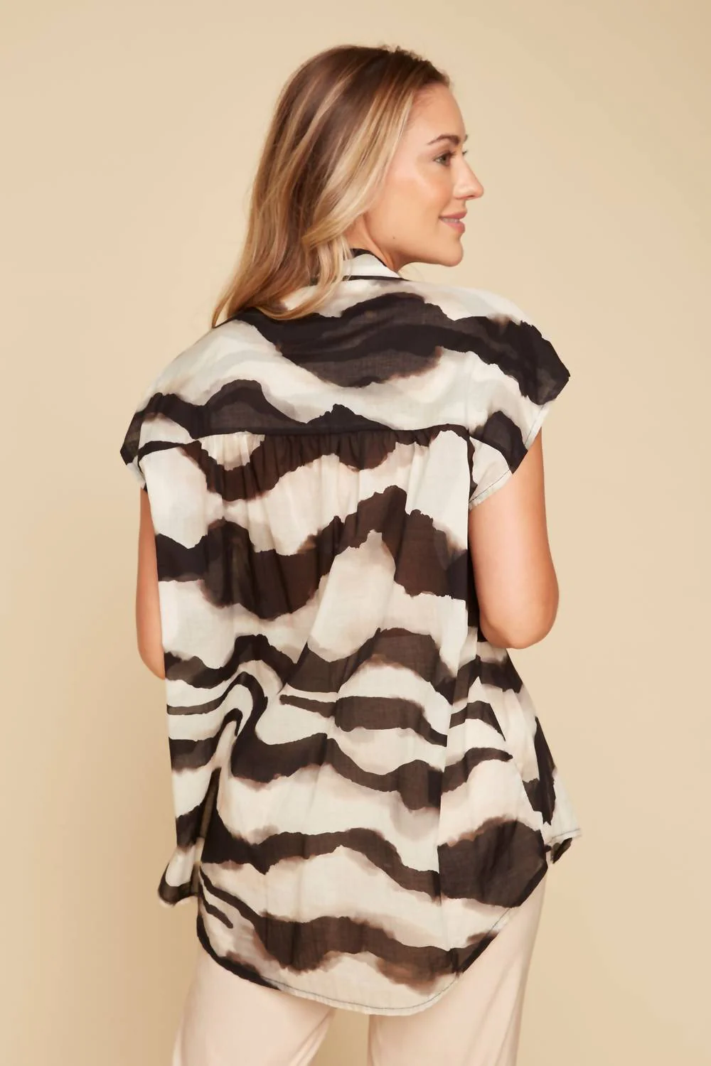Sleeveless Collared Blouse In Black Combination - Image 3