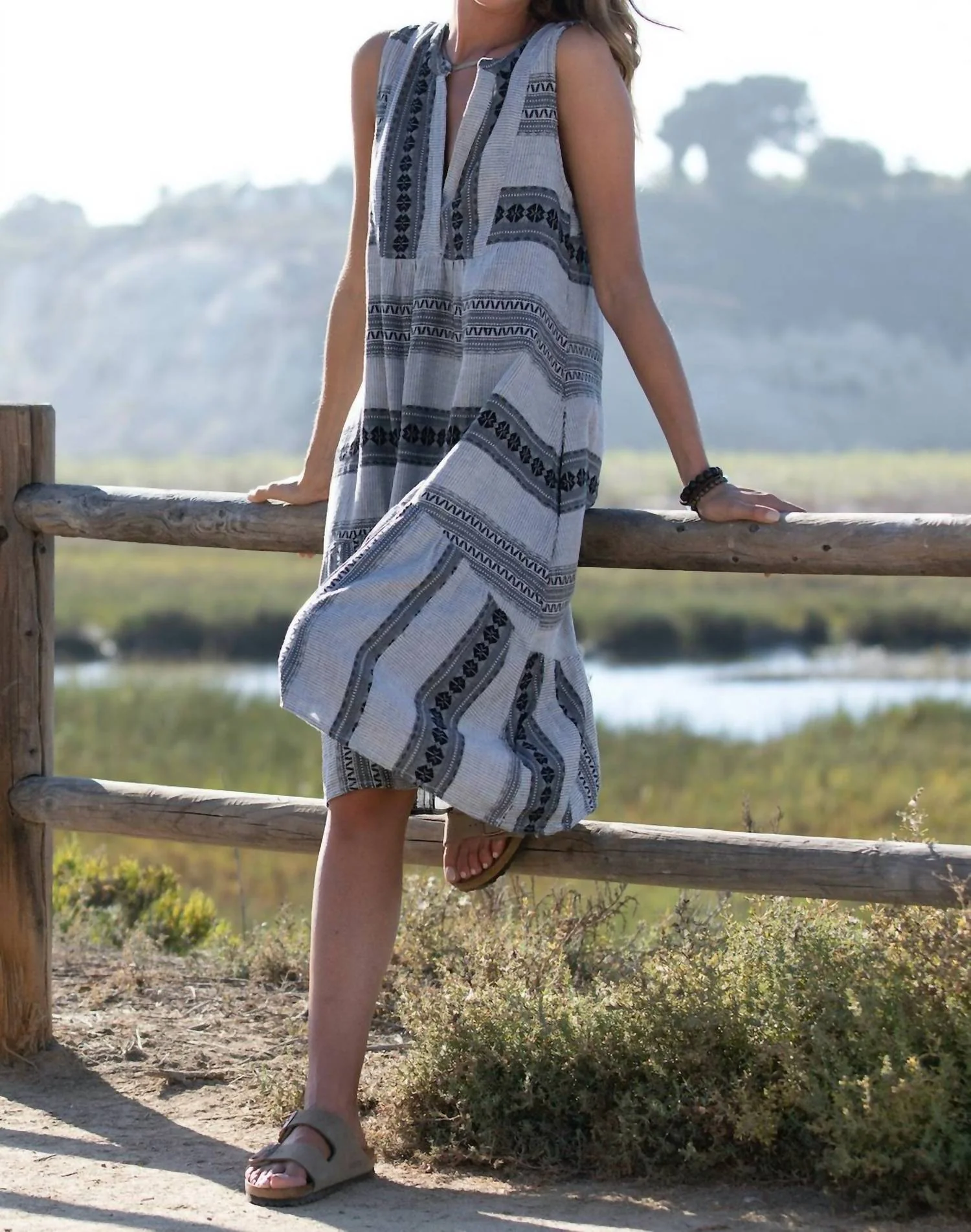 Sleeveless Jacquard Dress In Black/white - Image 3