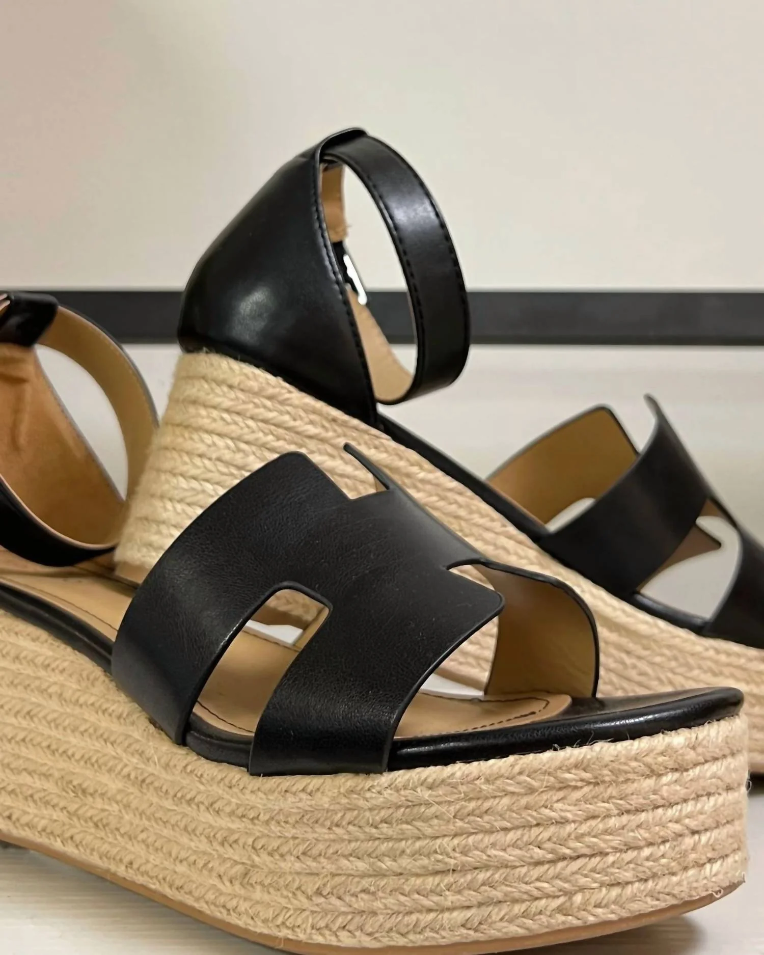 Women's Luxe Wedge Sandal In Black - Image 2