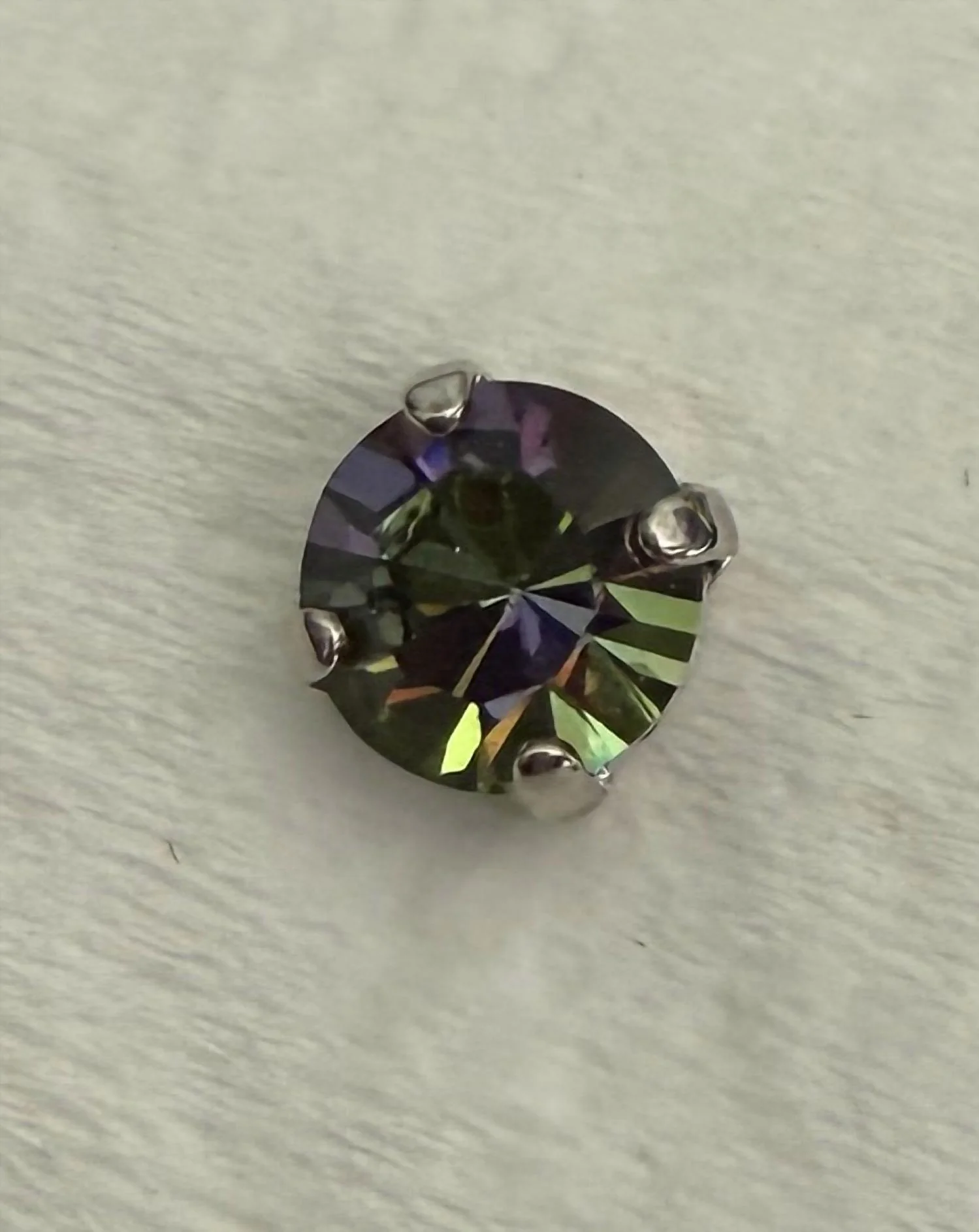 Women's Studs Earrings In Iridescent Green