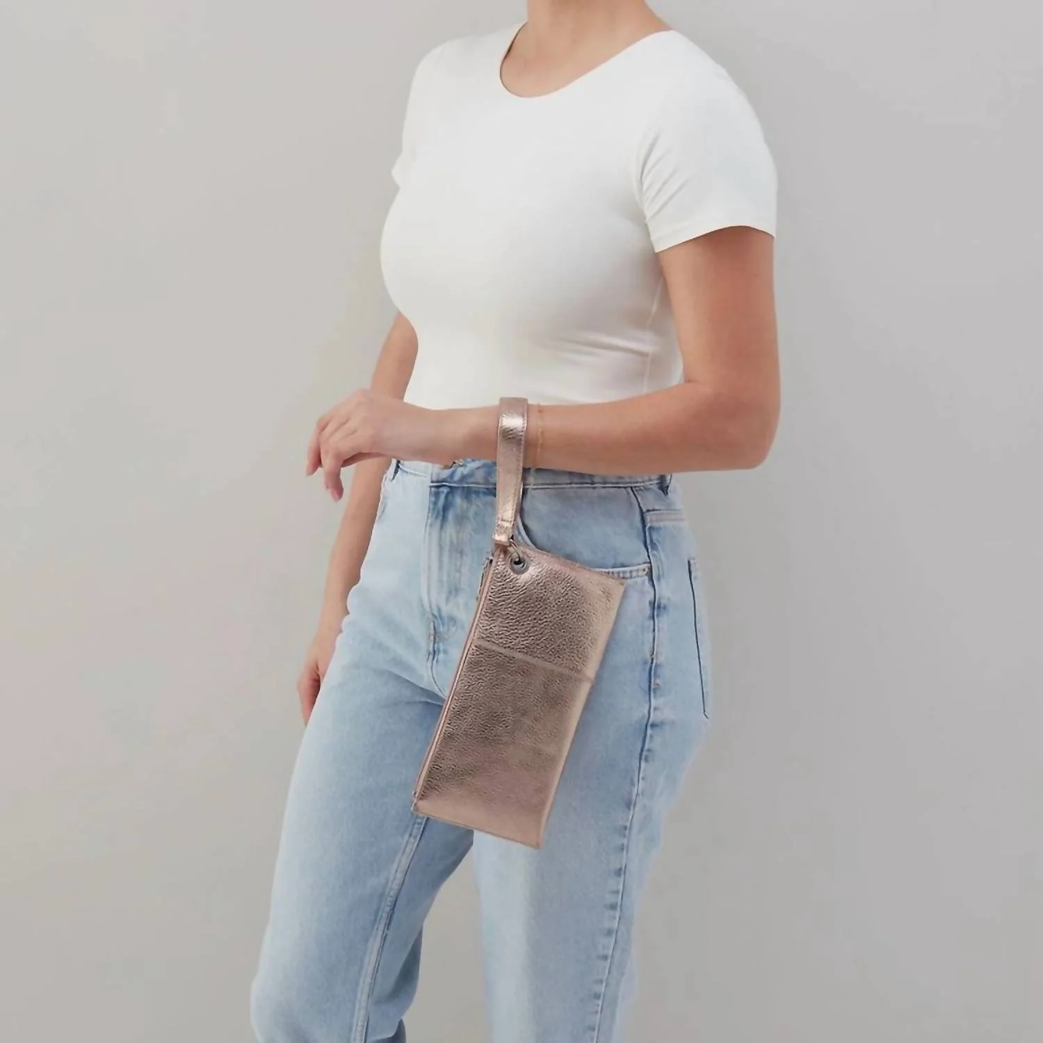 Women's Vida Wristlet In Cameo Quartz - Image 2